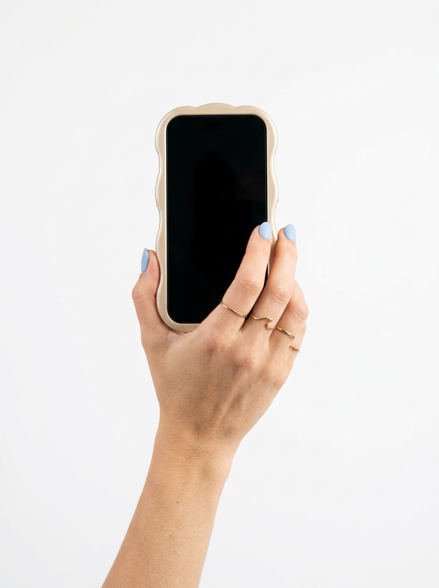 Mano sosteniendo un móvil con funda beige ondulada